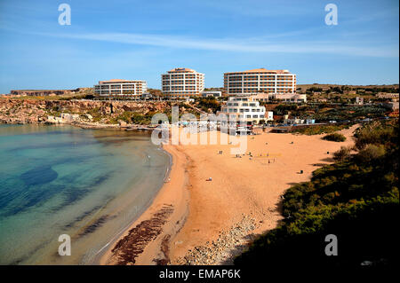 La spiaggia e il Radisson SAS Golden Sands Resort & Spa Golden Bay, Malta Foto Stock