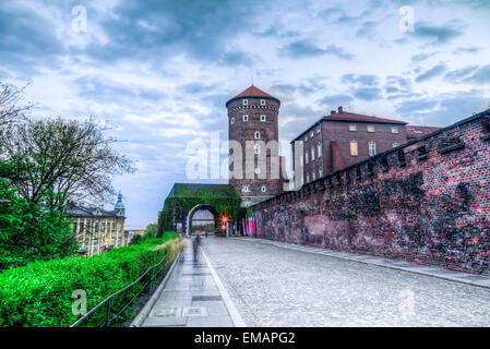 Architettura medievale di Torre Sandomierska e il castello di Wawel parete in Cracovia di notte Foto Stock