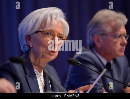 Washington, DC, Stati Uniti d'America. Xviii Apr, 2015. Fondo monetario internazionale (FMI) Direttore Christine Lagarde parla nel corso di una conferenza stampa durante il FMI-Banca mondiale 2015 riunione di primavera a Washington DC, capitale degli Stati Uniti, 18 aprile 2015. I responsabili politici dovrebbero adottare ulteriori misure per "sollevamento effettivo e potenziale di crescita' come la ripresa economica globale rimane, moderate e "irregolare", top global finance hanno detto i funzionari qui il sabato. © Bao Dandan/Xinhua/Alamy Live News Foto Stock