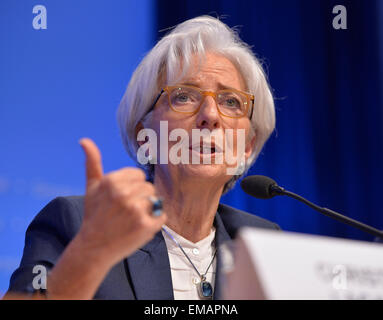 Washington, DC, Stati Uniti d'America. Xviii Apr, 2015. Fondo monetario internazionale (FMI) Direttore Christine Lagarde parla nel corso di una conferenza stampa durante il FMI-Banca mondiale 2015 riunione di primavera a Washington DC, capitale degli Stati Uniti, 18 aprile 2015. I responsabili politici dovrebbero adottare ulteriori misure per "sollevamento effettivo e potenziale di crescita' come la ripresa economica globale rimane, moderate e "irregolare", top global finance hanno detto i funzionari qui il sabato. © Bao Dandan/Xinhua/Alamy Live News Foto Stock