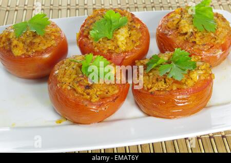 Cotto al forno pomodori ripieni di carne e riso Foto Stock