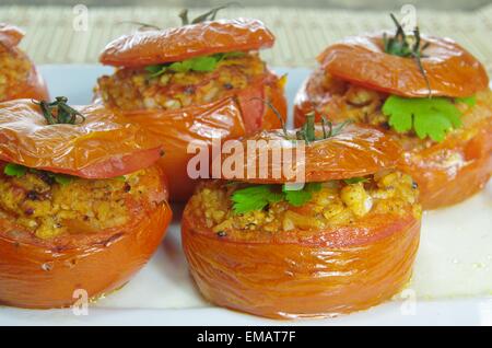 Cotto al forno pomodori ripieni di carne e riso Foto Stock