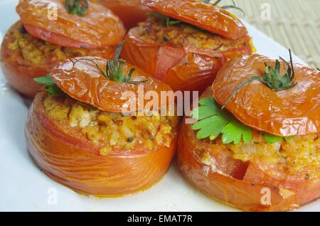 Cotto al forno pomodori ripieni di carne e riso Foto Stock