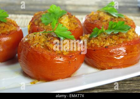 Cotto al forno pomodori ripieni di carne e riso Foto Stock