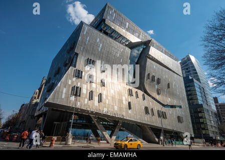 New York, NY USA, 41 Cooper Square, progettato dall'architetto Thom Mayne di Morphosis, è a nove piani, 175.000-piazza-piede (16.300 m2) centro accademico che ospita la Albert Nerken scuola di ingegneria con spazi aggiuntivi per le discipline umanistiche, arte e architettura servizi nel più recente aggiunta alla Cooper Union di campus in Cooper Square, nell'East Village quartiere di New York City; la costruzione di un edificio è iniziata nel 2006 ed è stata completata nel mese di settembre 2009. L'edificio accademico ha raggiunto un LEED rating Platinum ©Stacy Rosenstock Walsh/Alamy Foto Stock