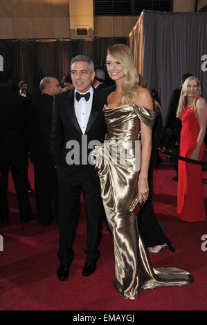 LOS ANGELES, CA - Febbraio 26, 2012: George Clooney e Stacy Keibler nella 84annuale di Academy Awards a Hollywood & Highland Theatre, Hollywood. Foto Stock