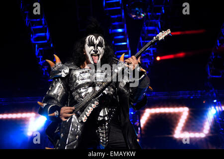 Montevideo, Uruguay. Xviii Apr, 2015. Gene Simmons degli Stati Uniti la banda "kiss" gioca un basso durante un concerto del tour 'quarantesimo anniversario' in Gran Parque Central stadium di Montevideo, capitale dell'Uruguay, il 18 aprile 2015. Credito: Nicolas Celaya/Xinhua/Alamy Live News Foto Stock