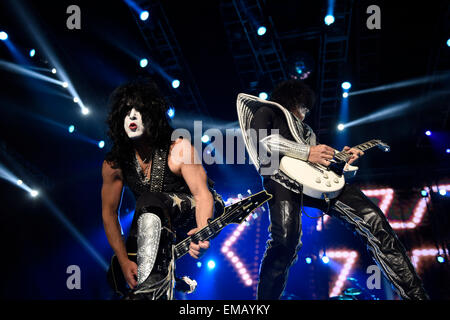 Montevideo, Uruguay. Xviii Apr, 2015. Gene Simmons (R) e Paul Stanley (L) della banda DEGLI STATI UNITI "kiss" eseguire durante un concerto del tour 'quarantesimo anniversario' in Gran Parque Central stadium di Montevideo, capitale dell'Uruguay, il 18 aprile 2015. Credito: Nicolas Celaya/Xinhua/Alamy Live News Foto Stock