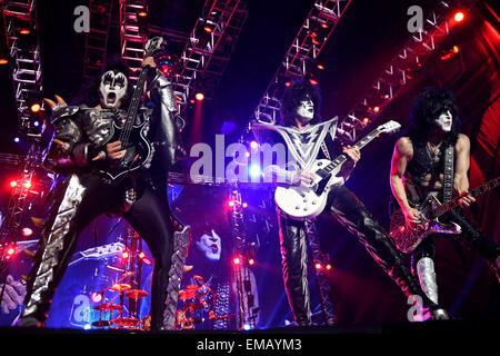 Montevideo, Uruguay. Xviii Apr, 2015. Gene Simmons (L), Tommy Thayer (C), e Paul Stanley della band statunitense "kiss" eseguire durante un concerto del tour 'quarantesimo anniversario' in Gran Parque Central stadium di Montevideo, capitale dell'Uruguay, il 18 aprile 2015. Credito: Nicolas Celaya/Xinhua/Alamy Live News Foto Stock