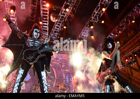 Montevideo, Uruguay. Xviii Apr, 2015. Gene Simmons (L) e Paul Stanley della band statunitense "kiss" eseguire durante un concerto del tour 'quarantesimo anniversario' in Gran Parque Central stadium di Montevideo, capitale dell'Uruguay, il 18 aprile 2015. Credito: Nicolas Celaya/Xinhua/Alamy Live News Foto Stock