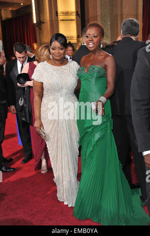 LOS ANGELES, CA - Febbraio 26, 2012: Octavia Spencer & Viola Davis nella 84annuale di Academy Awards a Hollywood & Highland Theatre, Hollywood. Foto Stock