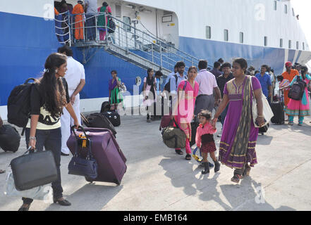 Kochi, India. Xviii Apr, 2015. Indian sfollati da devastate dalla guerra Yemen sbarcare da una nave nel porto di Kochi, India, 18 aprile 2015. I cittadini indiani evacuato dallo Yemen raggiunto qui a Kochi, Kerala in due navi passeggeri. © Stringer/Xinhua/Alamy Live News Foto Stock