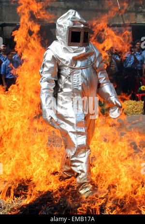 Pechino, India. Xiv Apr, 2015. Un vigile del fuoco è visto durante un drill sul Servizio nazionale dei Vigili del Fuoco giorno di Bhopal, India, 14 aprile 2015. Il Servizio Nazionale dei Vigili del Fuoco giorno osservate per rendere omaggio ai colleghi dei vigili del fuoco che hanno sacrificato la loro vita nel corso del dazio. © Stringer/Xinhua/Alamy Live News Foto Stock