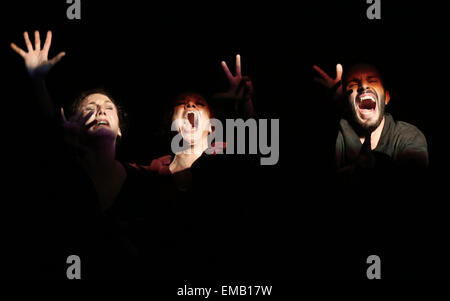 Pechino, Cina. Xvi Apr, 2015. Ballerini di Zfin Malta band eseguire durante la serata di apertura del decimo International Ramallah danza contemporanea Festival in Cisgiordania città di Ramallah il 16 aprile 2015. © Fadi Arouri/Xinhua/Alamy Live News Foto Stock