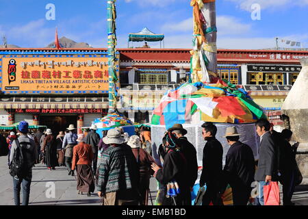 LHASA, in Tibet, Cina-ottobre 19: buddista tibetana devoti fare la Kora in senso antiorario circumambulation intorno al Jokhang Tempio-Lhasa-Tib Foto Stock