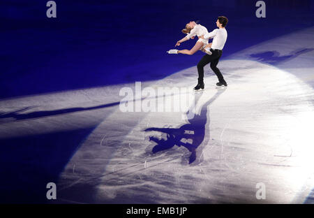 (150419) -- Tokyo, 19 aprile 2015 (Xinhua) -- Kaitlyn Weaver (L) e Andrew Poje del Canada eseguire durante la mostra presso il pattinaggio internazionale europea (ISU) World Team trofeo di Pattinaggio Artistico del 2015 a Tokyo, Giappone, 19 aprile 2015. (Xinhua/Stringer) Foto Stock
