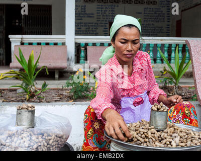 Cambogiani donna vendita di arachidi. Foto Stock