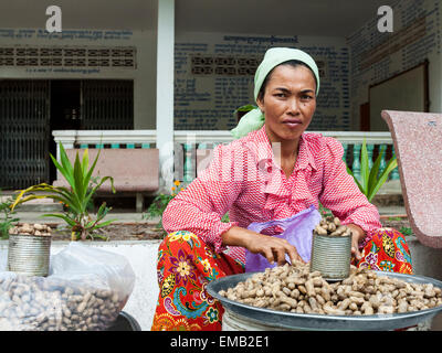 Cambogiani donna vendita di arachidi. Foto Stock