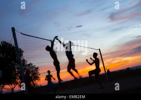 Partita di pallavolo sulla spiaggia. Foto Stock