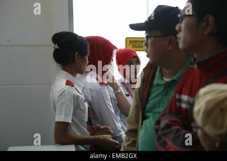 Medan, 19 aprile 2015. Migliaia di passeggeri diretti a Jakarta da Medan bloccato a Kualam Namu Airport-Medan internazionale. Il airflight commerciale che ha ritardato il volo nome è Lion Air, Lion Air compagnia di volo noto ritardando il loro volo per tutto il tempo senza informato i passeggeri prima, anche se il prezzo del biglietto è stato dato maggiore, il Lion Air compagnia di volo ancora peggiore. Credito: Donal Husni/Alamy Live News Foto Stock