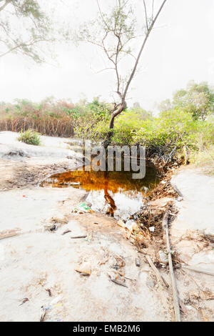 Spazzatura lavato fino sulla spiaggia di sabbia bianca in Cambogia, in Asia. Foto Stock