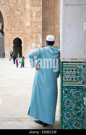 Uomo musulmano guardando i turisti presso la moschea di Hassan II a Casablanca, in Marocco. Foto Stock