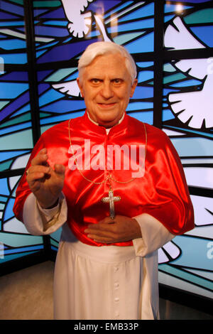 Papst Benedikt XVI. aka Joseph Alois Ratzinger - Wachsfigur bei Madame Tussauds, 10. Juli 2008, Unter den Linden, Berlin-Mitte. Foto Stock