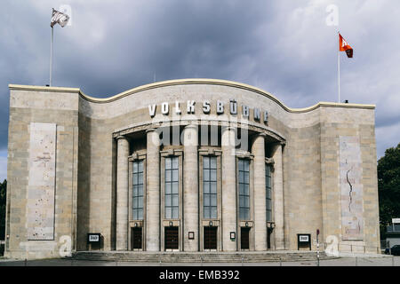 Volksbuhne ("il popolo del Teatro') è un teatro a Rosa-Luxemburg-Platz (Rosa Luxemburg Square) nel quartiere Mitte di Berlino, Germania Foto Stock