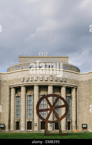 Volksbuhne ("il popolo del Teatro') è un teatro a Rosa-Luxemburg-Platz (Rosa Luxemburg Square) nel quartiere Mitte di Berlino, Germania Foto Stock