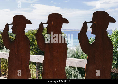 Statua di Anzac soldati in silhouette, Parco Nazionale Point Nepean, Portsea, Penisola di Mornington, Victoria, Australia Foto Stock