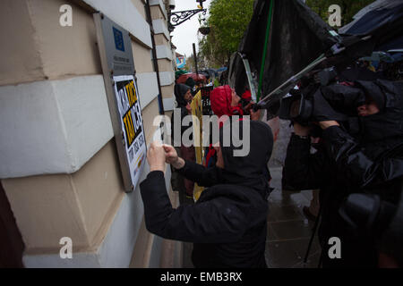 Lubiana, Slovenia. 18 Aprile, 2015. Le proteste contro gli accordi commerciali come TTIP, TISA e CETA, in gran parte connessi con prodotti OGM sono state prese nella parte anteriore della casa Europaean a Lubiana Credito: Nejc Trpin/Alamy Live News Foto Stock