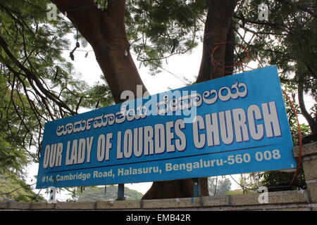 La città di Bengaluru, precedentemente noto come Bangalore, nel centro sud dell India. Segno al di fuori di un cattolico schoool Foto Stock