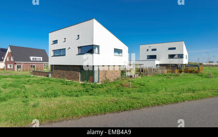 Moderno e di colore bianco case residenziali a Zwolle, Paesi Bassi Foto Stock