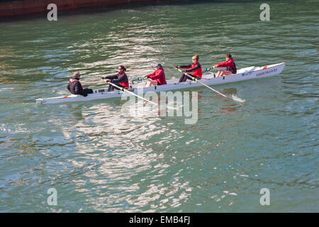 Poole, Dorset, UK 19 aprile 2015. Sunny breezy day a Poole Quay, Dorset, Regno Unito - rematori di rendere la maggior parte del credito meteo: Carolyn Jenkins/Alamy Live News Foto Stock
