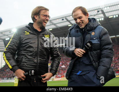 ARCHIV - un file immagine datata 24 novembre 2012 mostra Mainz's head coach Thomas Tuchel (R) e Dortmund's head coach Juergen Klopp riunione prima Bundesliga tedesca match tra 1. FSV Mainz 05 e il Borussia Dortmund a Coface Arena a Mainz, Germania. Foto: FREDRIK VON ERICHSEN Foto Stock