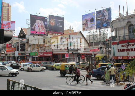 La città di Bengaluru, precedentemente noto come Bangalore, nel centro sud dell India. Una giunzione occupato su MG Road Foto Stock