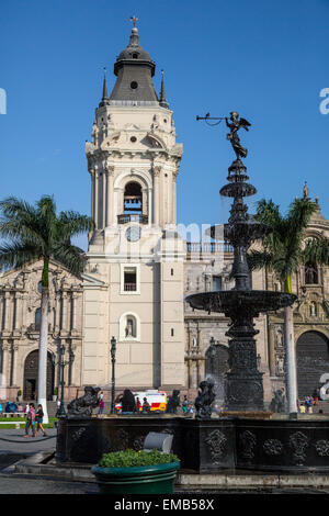 Lima, Perù. Plaza de Armas Fontana, risalente al 1651. Foto Stock