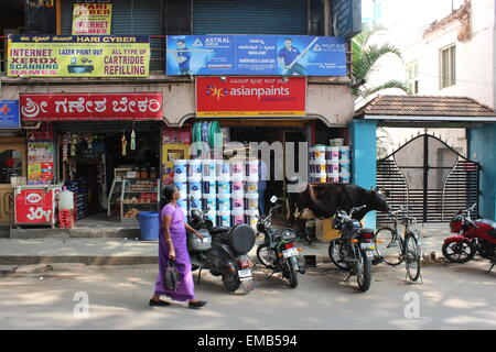 La città di Bengaluru, precedentemente noto come Bangalore, nel centro sud dell India. Tipica strada fuori dalla MG road Foto Stock