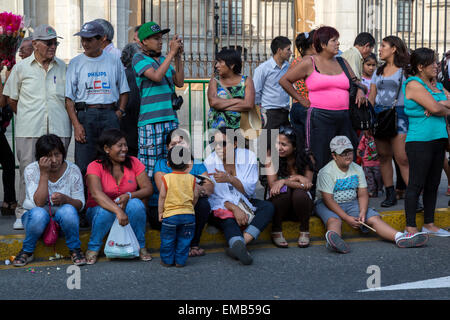 Lima, Perù. Gli spettatori a guardare culturale andina Parade, Plaza de Armas. Foto Stock