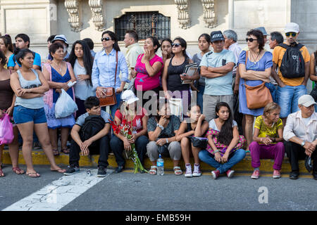 Lima, Perù. Gli spettatori a guardare culturale andina Parade, Plaza de Armas. Foto Stock