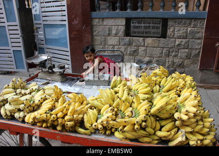 La città di Bengaluru, precedentemente noto come Bangalore, nel centro sud dell India. Un mercato in stallo fuori dalla MG road. Foto Stock