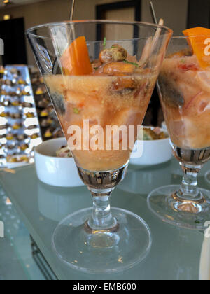 Il Perù. Cucina peruviana. Ceviche, fresco pesce crudo indurito in succhi di agrumi, speziato con aji o peperoncino. Foto Stock