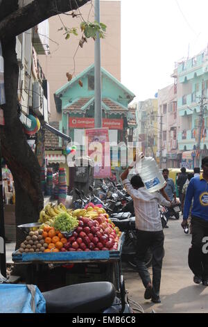 La città di Bengaluru, precedentemente noto come Bangalore, nel centro sud dell India. Un mercato di strada del MG road Foto Stock