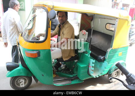 La città di Bengaluru, precedentemente noto come Bangalore, nel centro sud dell India. Un auto rickshaw (tuc-tuc) con driver Foto Stock