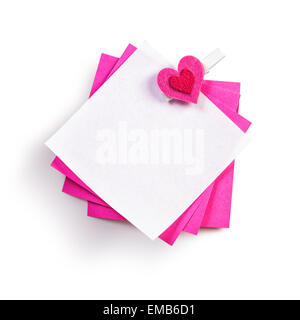Blocco note con cuore isolato su sfondo bianco. Il bulletin board. Tema di San Valentino. Oggetto con un tracciato di ritaglio Foto Stock