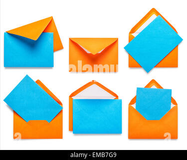 Buste arancione con carta blu raccolta isolati su sfondo bianco Foto Stock