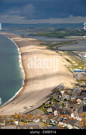 Chesil Beach visto dall'isola di Portland,con Fortuneswell in primo piano e la vela nazionale accademia(centro destra).a Foto Stock