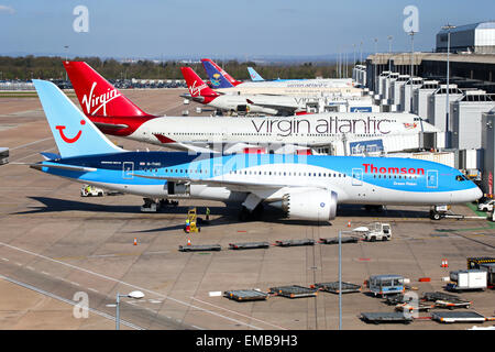 Thomson Airways Boeing 787-8 si prepara per imbarco all'aeroporto di Manchester. Foto Stock