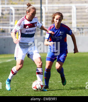 Monaco di Baviera, Germania. Xix, Apr 2015. Da sinistra Gina LEWANDOWSKI (Muenchen/USA), Julia Arnold (Jena), .donna tedesca Soccer League 2014/2015, FC Bayern Muenchen vs USV Jena, giornata20.Muenchen, Stadium dell'Gruenwalder Street, © Wolfgang Fehrmann/Wolfgang Fehrmann/ZUMA filo/Alamy Live News Foto Stock