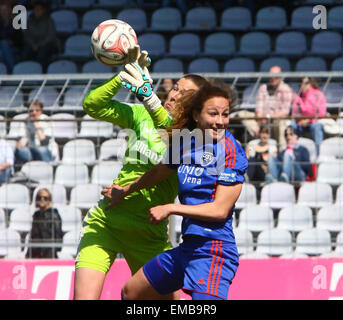 Monaco di Baviera, Germania. Xix, Apr 2015. Da sinistra Tinja-Riikka KORPELA (Muenchen), Julia Arnold (Jena), .donna tedesca Soccer League 2014/2015, FC Bayern Muenchen vs USV Jena, giornata20.Muenchen, Stadium dell'Gruenwalder Street, © Wolfgang Fehrmann/Wolfgang Fehrmann/ZUMA filo/Alamy Live News Foto Stock